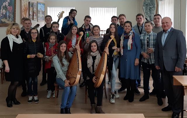 Спільне фото учнів шкіл зі студентами та викладачами факультету мистецтв під час Мистецьких канікул